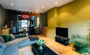 un soggiorno con divano e TV di Spacious Holiday Home a Bruges