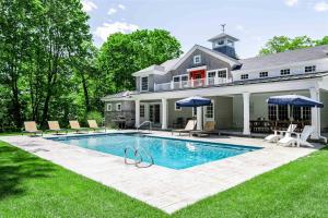 ein Haus mit Swimmingpool im Garten in der Unterkunft Dock Square House in Kennebunkport