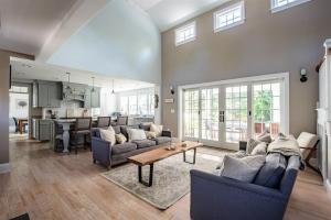 ein Wohnzimmer mit zwei Sofas und einer Küche in der Unterkunft Dock Square House in Kennebunkport