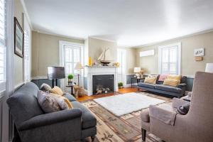 ein Wohnzimmer mit zwei Sofas und einem Kamin in der Unterkunft Dock Square House in Kennebunkport