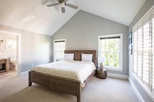 ein Schlafzimmer mit Bett und Deckenventilator in der Unterkunft Dock Square House in Kennebunkport + 40 Fotos