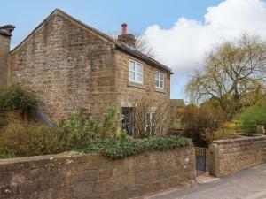 an old brick house with a stone wall at The Green in Ripon