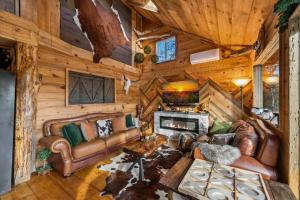a living room with leather furniture and a fireplace at Bigfoot's Hideout in Blue Ridge