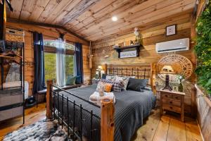 a bedroom in a log cabin with a bed at Bigfoot's Hideout in Blue Ridge
