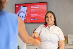 a woman shaking the hand of a pharmacist at Hotel Moov Curitiba in Curitiba