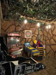 ein Zimmer mit einem Tisch und einigen Spielsachen darin in der Unterkunft Ecohotel Java in Manizales