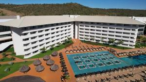 an aerial view of a hotel with a swimming pool at Taua Hotel e Convention Alexania in Alexânia
