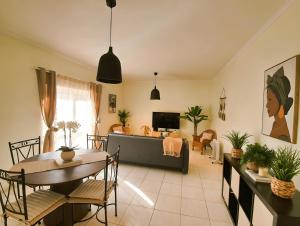 a living room with a table and a dining room at Apartamento Oásis Parque 2 in Portimão