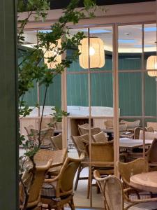 a room with chairs and tables and a window at Hotel Faisanera Golf in Palazuelos de Eresma +18 photos