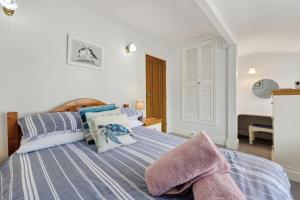 a bedroom with a bed with pillows on it at 3 Bed in Croyde oc-2ingle in Croyde