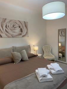 a bedroom with a bed with two towels on it at Maison Federica in Colà di Lazise