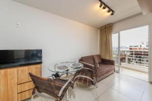a living room with a glass table and a couch at Studio Be Happy! piscina academia coz completa in Juiz de Fora