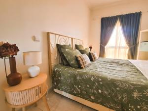 a bedroom with a bed and a window at Apartamento Oásis Parque 2 in Portimão +38 photos