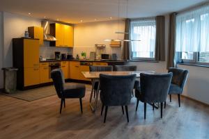 a kitchen and dining room with a table and chairs at Ferienwohnung an der Zwota in Klingenthal
