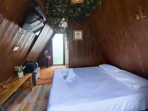 ein Schlafzimmer mit einem Bett und einer Holzwand in der Unterkunft Ecohotel Java in Manizales + 53 Fotos