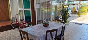 a table and chairs and a bike on a patio at Kitinet Container próximo Praia e Beto Carrero in Penha