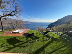 two chairs sitting on top of a field of grass at Villa dei Roveri in Tignale