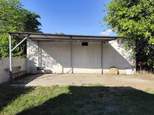 a large white building with a bench in a yard at Ruma in Bella Unión