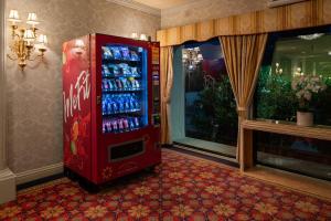 ein roter Limonadenautomat in einem Zimmer in der Unterkunft Carlyle Hotel in Campbell