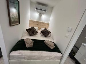 a small bed in a small room with shoes on it at Léopard vert - Clim - Tout inclus in Aubagne