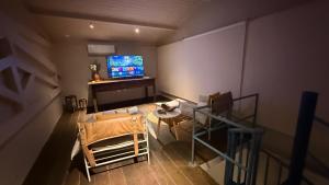 an overhead view of a living room with a television at Estalagem Caiuia in Japaratinga