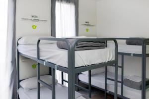 Posteľ alebo postele v izbe v ubytovaní Meeting Point Hostels