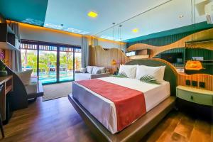 a bedroom with a bed and a living room at Arte da Natureza Hotel Bonito in Bonito
