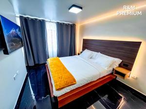 a bedroom with a bed in a room at R&M Premium in Baños