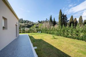a backyard with a lawn and a house at Villa Renata in Kontokali