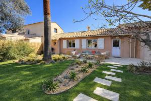 a home with a patio and grass yard at Villa Clemarine - Piscine & Jacuzzi in Sanary-sur-Mer