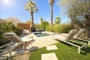 a yard with two lounge chairs and a swimming pool at Villa Clemarine - Piscine & Jacuzzi in Sanary-sur-Mer