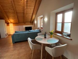 a living room with a table and chairs and a couch at Heidis Ferienwohnung Abendlicht in Egling