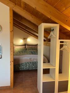 a bedroom with a bunk bed in a room at Heidis Ferienwohnung Abendlicht in Egling