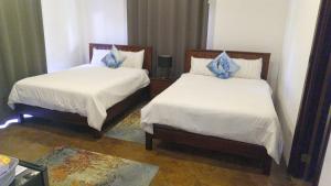 two beds sitting in a room with at Fishon Panama Lodge in Boca Chica