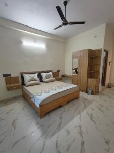 a bedroom with a bed and a ceiling fan at Da Sampurn Hotel in Tiuni