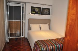 - une petite chambre avec un lit et une fenêtre dans l'établissement Constantino Garden, à Lisbonne