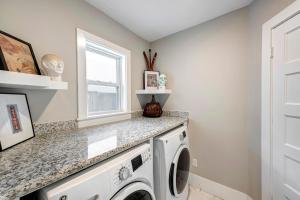 a laundry room with a washer and dryer at The Little Bungalow in Houston