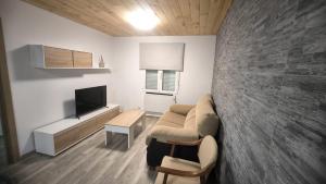a living room with a couch and a television at Casa Patio Zamora in Zamora