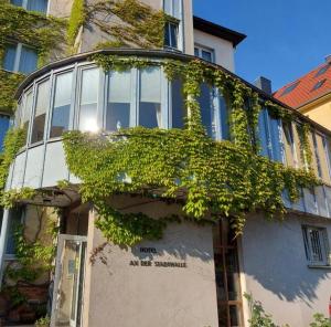 a building with a bunch of ivy growing on it at An der Stadthalle in Braunschweig