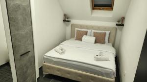 a small bedroom with a bed with towels on it at Crassula Lux 2 in Surčin