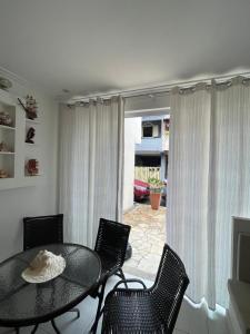a dining room with a table and chairs and a patio at Casa condomínio Praia do Jardim in Angra dos Reis