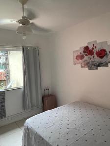 a bedroom with a bed and a window at Casa condomínio Praia do Jardim in Angra dos Reis