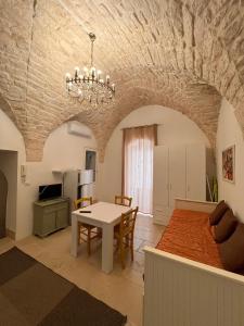 a living room with a table and a dining room at Casa Vacanza Pietre & Cielo in Ceglie Messapica