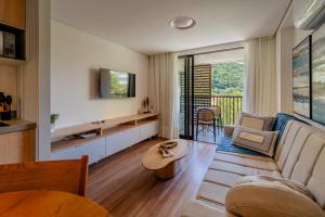 a living room with a couch and a table at apartamento em Itaipava novo, Granja Brasil Resort in Petrópolis