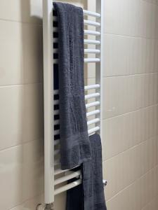 a bathroom with blue towels hanging on a rack at Hotel grosvenor in Saint-Arnaud
