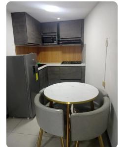 a kitchen with a table and some chairs and a counter at Duplex de la Sucre in Loja