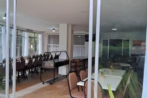 a dining room with a long table and chairs at Sítio p/ Casamentos 8 min do Centro de Petrópolis in Petrópolis