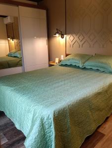 a bedroom with a large bed and a mirror at Pinot Noir in Piriápolis