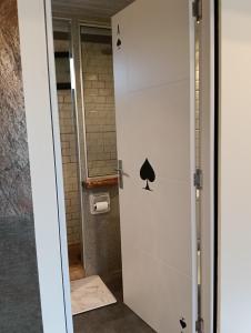 a door with a bird sticker on it in a bathroom at Pinot Noir in Piriápolis +30 photos