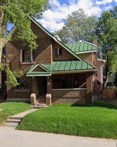 a brick house with a green roof at La Pergola-1 in Quebec City